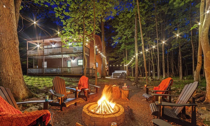 McHenry Cabin | Cozy Cabin in the woods, 3 BR/2Ba, 6 min. from Lake, w/hot tub & fire pit!