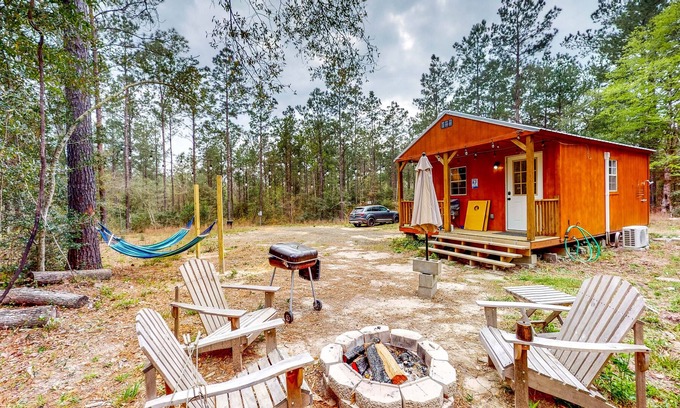 Colmesneil Cabin | Cozy Cabin Near Lakes w/ Hammock & Outdoor Shower