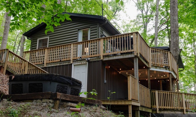 Perrysville House | Cozy Cabin near Pleasant Hill Lake w Hot Tub