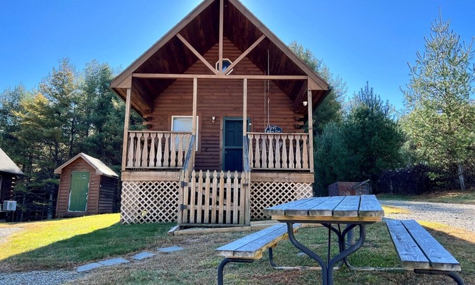 Laurel Springs Cabin | Cozy cabin Near Blue Ridge Parkway, Pet Friendly, WIFI, Pond, Gas FRPL