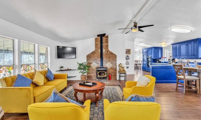 Pilot Hill House | Cozy Cabin on 10 acres