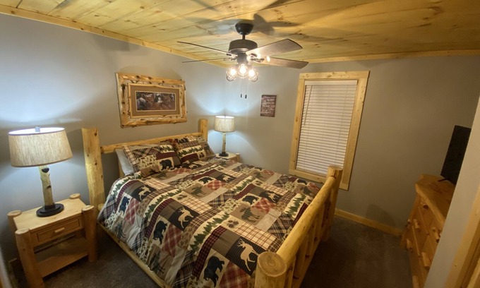 Ewen Cabin | COZY CABIN ON 40 ACRES CLOSE TO THE TRAIL