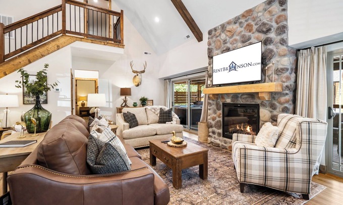 Branson House | Cozy Cabin w Private Hot Tub-Free Attraction Tickets-Cmty Indoor/Outdoor Pool-Near Table Rock