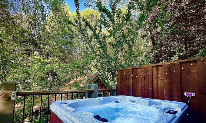 Crestline Cabin | Cozy Cabin w/ Views-HOT TUB! Family Dog Friendly!