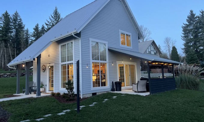 Silver Creek Ski Chalet | Cozy Cabin Walk to lake Hot tub Bikes Kayaks Grill