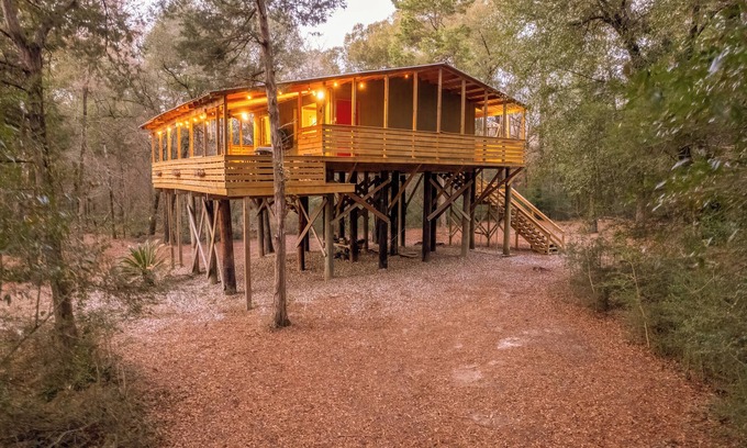 Hartford Cabin | Cozy Cabin with a Massive Deck in Scenic Geneva, Alabama