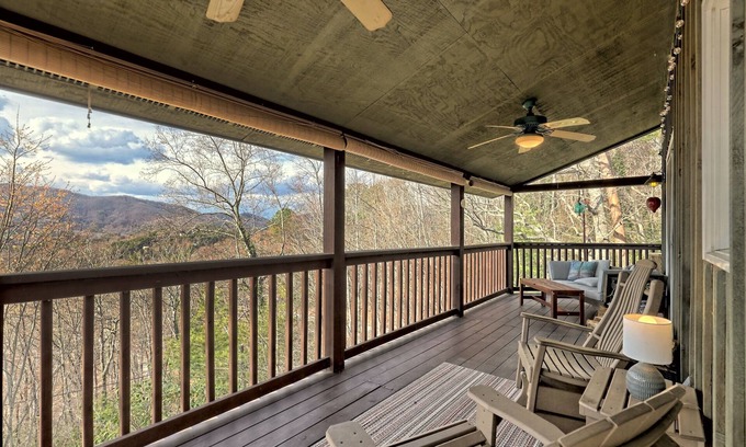 Screamer Mountain House | Cozy cabin with a view 1 mile from downtown Clayton