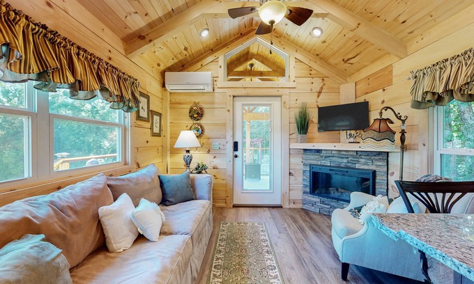 Mars Hill Cabin | Cozy cabin with amazing views, private hot tub, & covered porch. Nearby skiing.