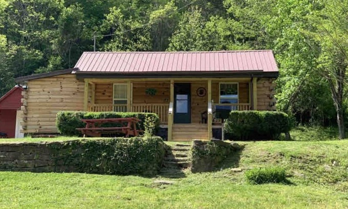 Grundy Cabin | Cozy cabin with direct Spearhead ATV trail access!