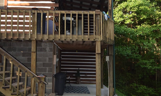 Woodbine Cabin | Cozy cabin with Full Kitchen on a pond in charming Corbin