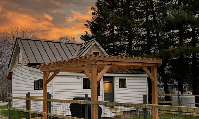 Kingfield Cottage | Cozy Cabin with Modern Amenities. Pet Friendly! Hot Tub!