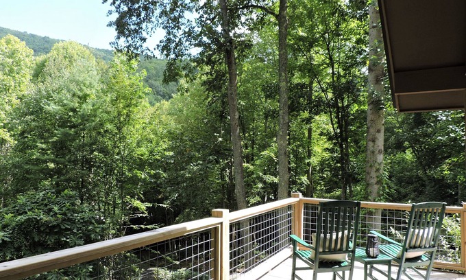 Robbinsville Cabin | Cozy cabin with Paved access, Carport & Fast Wi-Fi