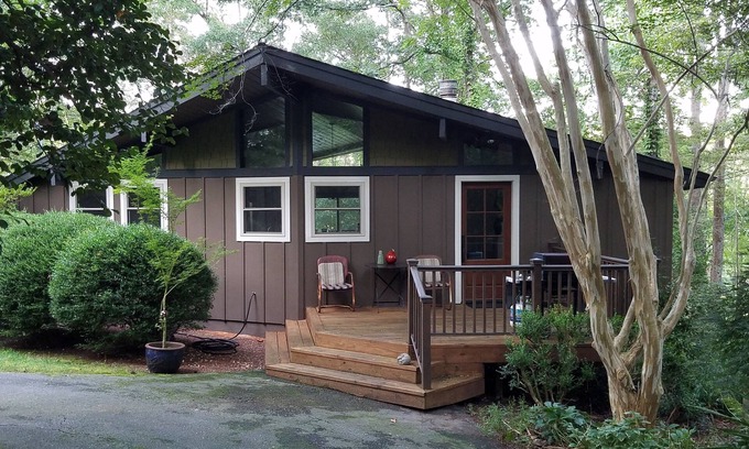 Reed Creek Cabin | Cozy Cabin with Slip Dock on Lake Hartwell