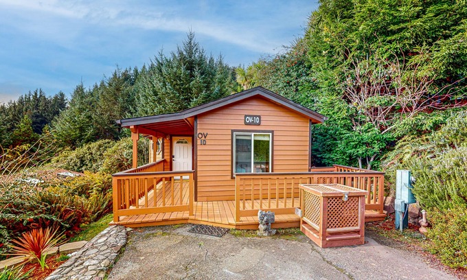 Brookings House | Cozy cabin with sunroom, deck, grill and private hot tub