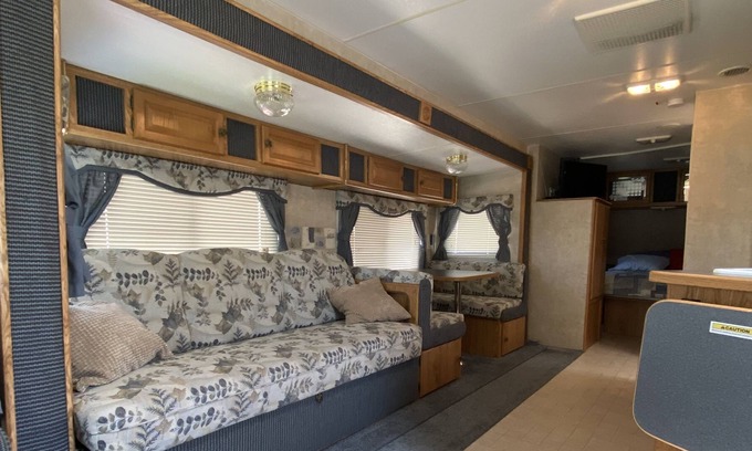 Dyersville RV Rental | Cozy Camper