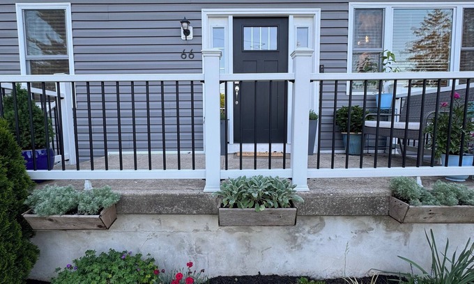 Newtown Square House | Cozy Cape in Newtown Square Pets Welcome ⚡️Free EV⚡️Safe and Convenient Location