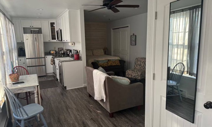 Arvada Plaza Area Apartment | Cozy Carriage House - studio in serene Arvada with WiFi, AC