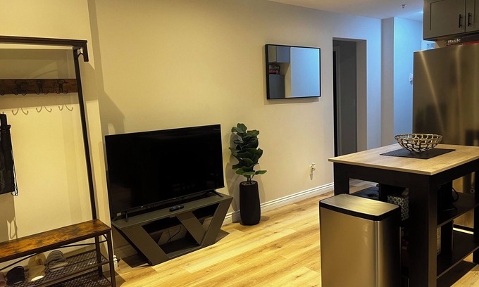 Vancouver South House | Cozy Central Vancouver Suite Prime Location Near Airport, Transit, and Downtown