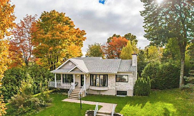 Lac-Brome Ski Chalet | Cozy chalet overlooking Lac-Brome