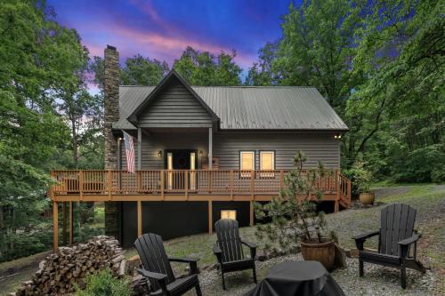 Mount Jackson House | Cozy Chalet w Hot Tub Loft Fire Pit & Grill