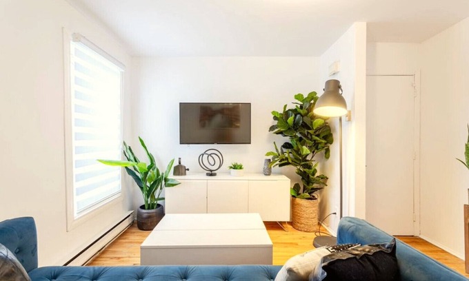 Mile End Apartment | Cozy-Chic Plateau Escape|Mont-Royal Fun