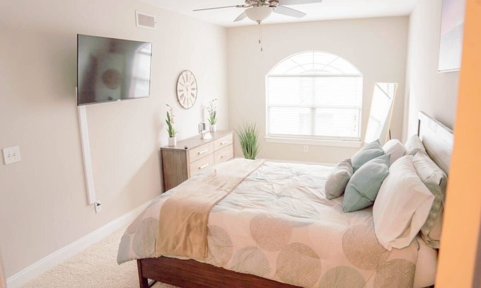 Old Fourth Ward Apartment | Cozy. Chic. Vivid Heart of Midtown, FREE parking