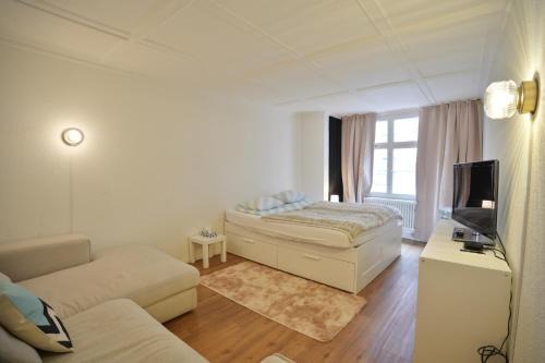 Vorstadte Apartment | Cozy City Center, 4 bedroom- 120sq, 5min walk to Main Station