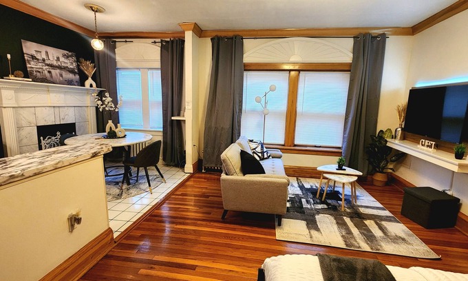 Cleveland Apartment | Cozy CLE East- MINUTES from Clinic, UH, Case, Downtown, Edgewater