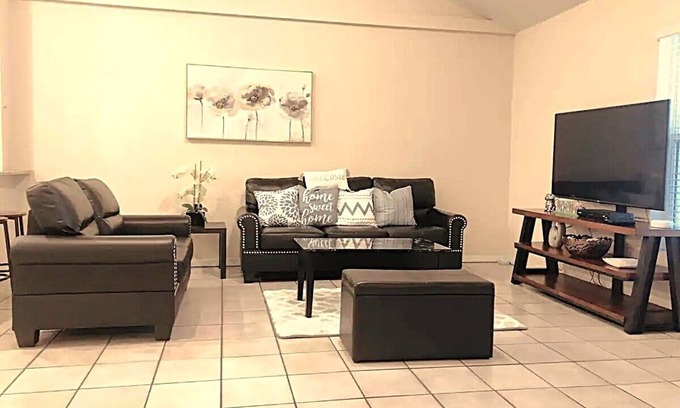 Greenview Shores Villa | Cozy! Clean 4 Bedroom Villas in Wellington