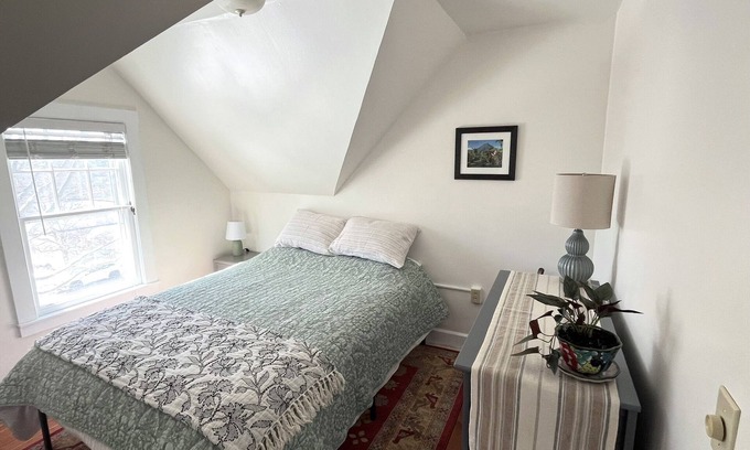Burlington Apartment | Cozy, clean, bright apartment