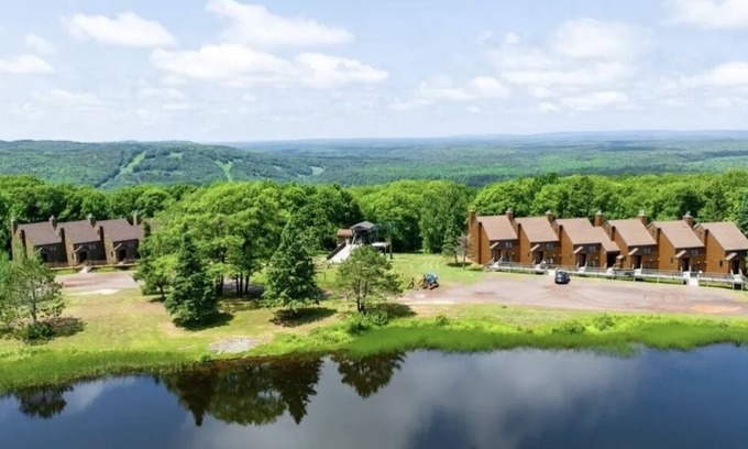 Wakefield Condo | Cozy, Clean, & Quiet 2B/2B Ski In/Ski Out Condo w/Hot Tub!
