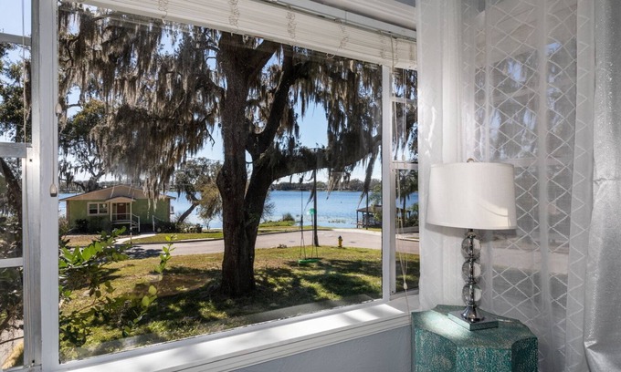 Clermont House | Cozy, Close to downtown Lake View home.