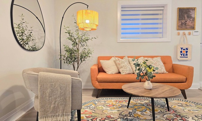 Upper Lonsdale House | Cozy Coastal Haven l North Van w/parking & laundry