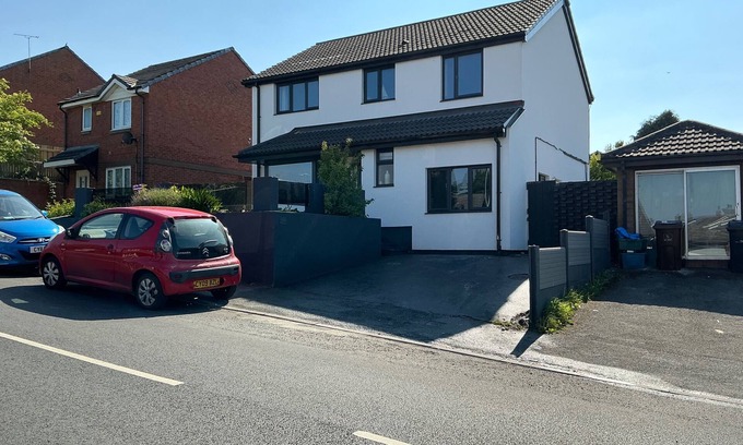 Llanddulas House | Cozy Coastal Retreat in Colwyn bay sleeps 8