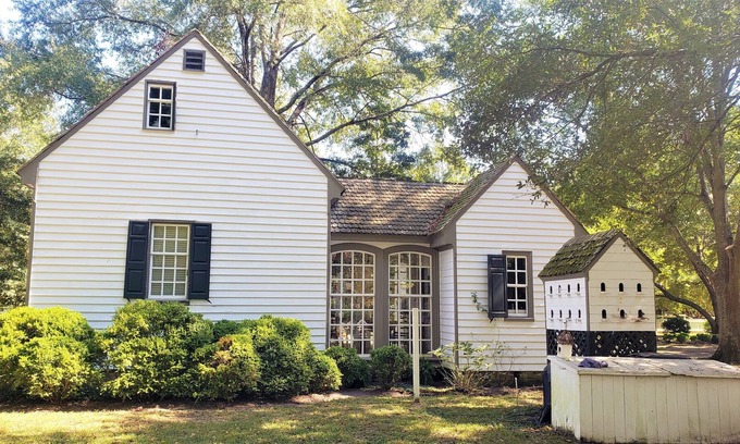 Hayes Cottage | Cozy Colonial 1740 Cottage