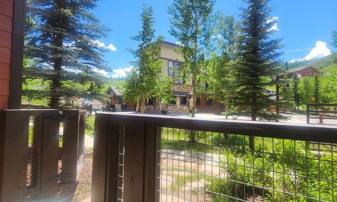 Silvercreek Condo | 🚴Cozy condo at Granby Ranch! Ski in/out, 30 seconds to lift, coffee, & après!⛷️