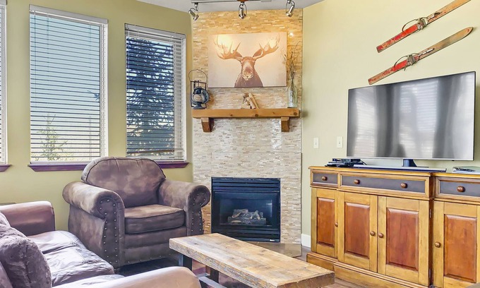 Kimball Junction Condo | Cozy Condo in Park City w/ Pool & Hot Tub D208 Short Drive to Outdoor Adventure!