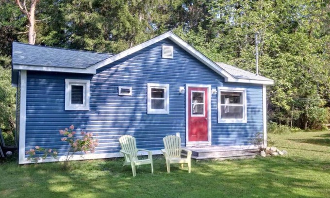 Shelburne House | Cozy Contemporary Cottage 10 mins to beach