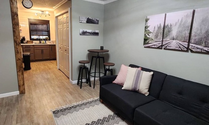 Brownwood House | Cozy & Convenient Bungalow - Downtown & HPU