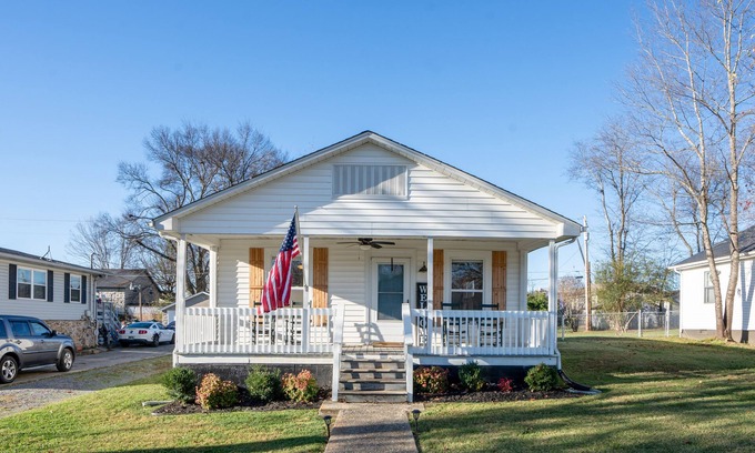 Alcoa House | Cozy Convenient Cottage