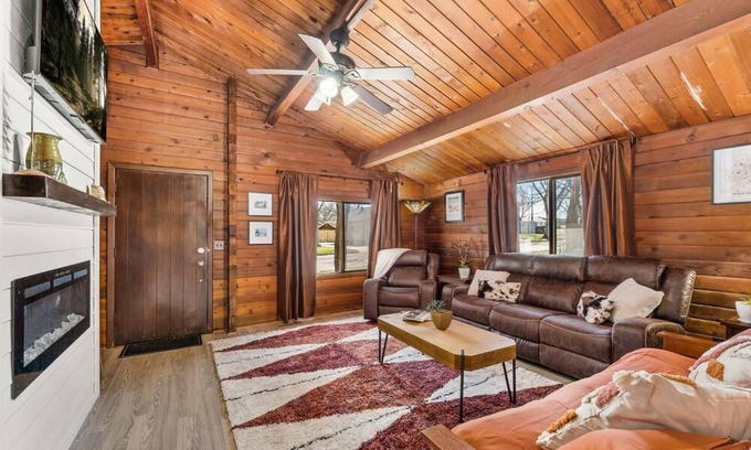 Sioux Falls House | Cozy Copper Cabin Lodge