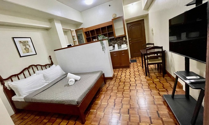 Legazpi Village Condo | Cozy corner Across Greenbelt5. WiFi.Pool.Netflix