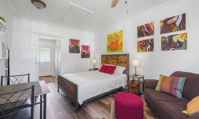 South Baton Rouge Cottage | Cozy Cottage/15 Minutes from LSU/Quiet Neighborhood