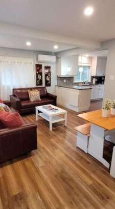 Timberlea House | Cozy Cottage Close to the City
