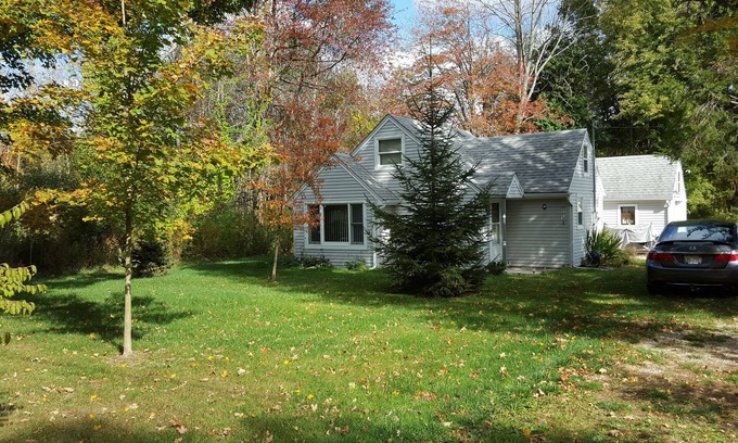 Harbert House | Cozy Cottage close to the Lake