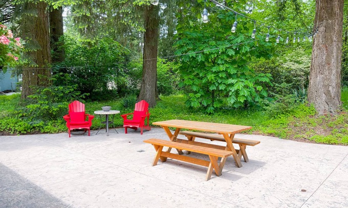 Surrey House | Cozy Cottage close to White Rock