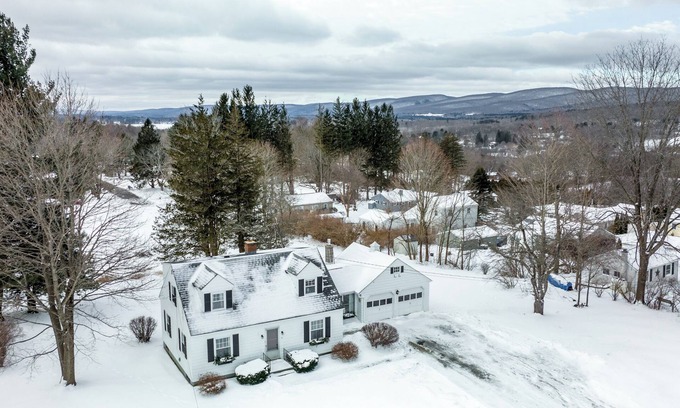 Lanesborough House | Cozy Cottage in Berkshires: Minutes to Jiminy Peak