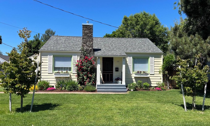 Redmond House | Cozy Cottage in Downtown Redmond