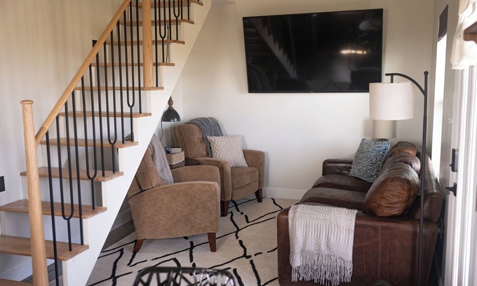 Brookfield Apartment | CoZy Cottage in the heart of Linn County! Sleeps 5 and DELUXE spa-like bathroom!