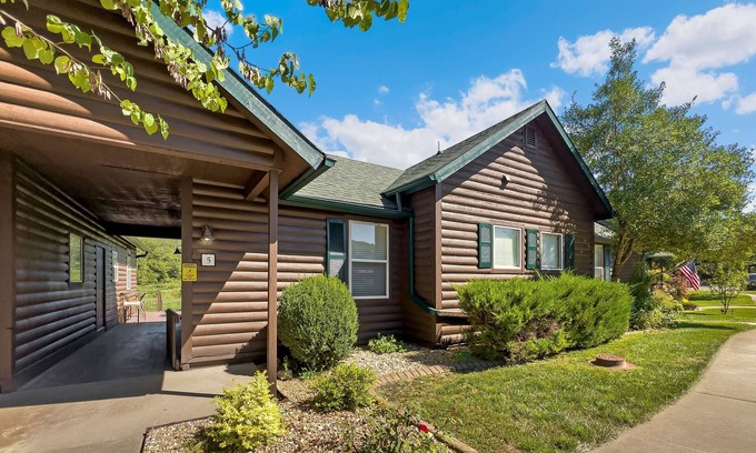 Camdenton Cottage | Cozy Cottage Inside the Premier Old Kinderhook Golf Resort